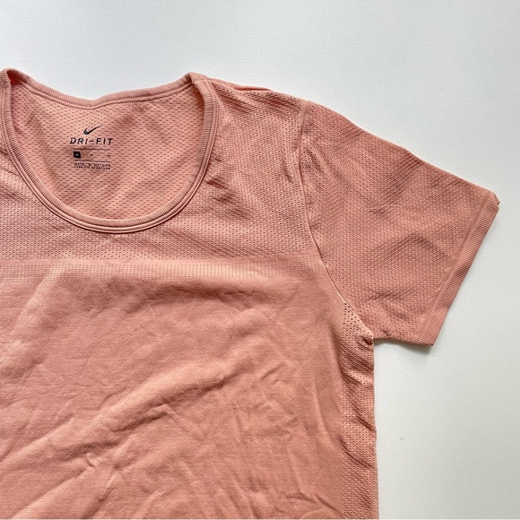 Nike Women’s Dri Fit Workout Top Blush Pink Medium - Picture 4 of 5